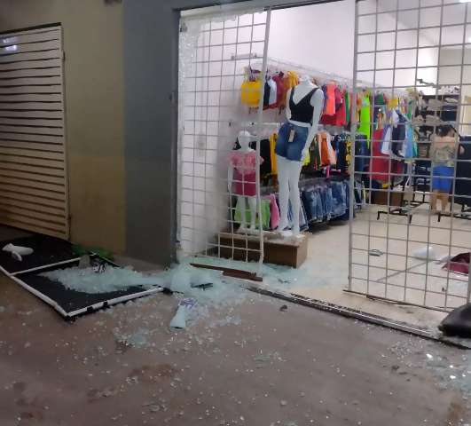 Guarda perde arma ap&oacute;s invadir loja com carro em briga por divis&atilde;o de bens 