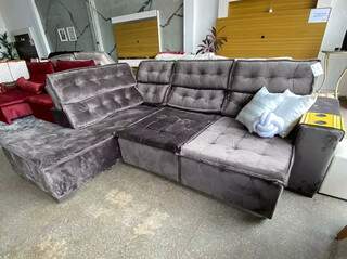 Sofazão Milão, retrátil, reclinável e ainda com chaise: em 10x de R$ 299,00. (Foto: Divulgação)