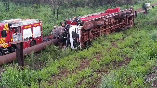 Caminhoneiro perde controle em curva e morre prensado na cabine