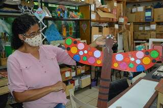 Cida mostra uma das criações feitas com itens recicláveis. (Foto: Jéssica Fernandes)