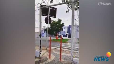 Mercadão instala barreiras contra motos e indigna usuário cadeirante