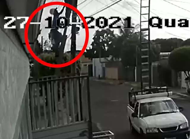 C&acirc;mera gravou momento em que oper&aacute;rios levam choque em poste
