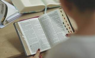 Na foto, uma mulher lê um exemplar da Bíblia Sagrada (Foto: Marcello Casal Júnior/Agência Brasil)
