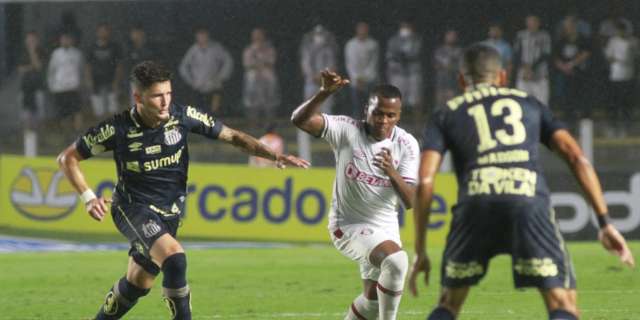 Santos vence Fluminense por 2 a 0 e deixa a zona de rebaixamento