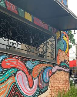 Cores vibrantes na fachada do The Bar, na Rua Pernambuco com José Antônio. (Foto: Direto das Ruas)