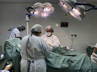 Cirurgia sendo realizada em hospital de Ponta Porã. (Foto: Governo de MS)