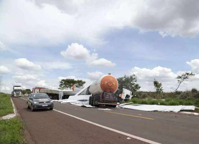 Motorista de carreta morre na hora ao bater de frente em caminh&atilde;o na BR-262