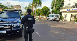 Policiais federais durante cumprimento de mandados em Deodápolis, município com pouco mais de 11 mil habitantes. (Foto: Divulgação/PF)