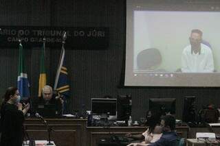 Ricardo Silva (branco, na tela) acompanha a sessão por videoconferência. (Foto: Marcos Maluf)