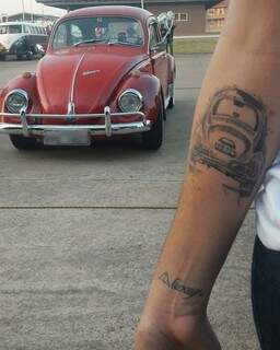 Tatuagem que Larissa fez no braço em homenagem ao Fusca Ernesto. (Foto: Arquivo Pessoal)