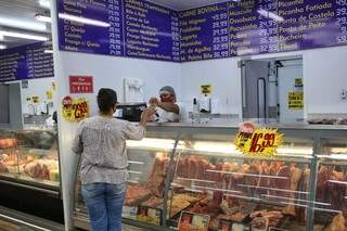 De acordo com o IBGE, a carne bovina ficou mais barata pela primeira vez em 17 meses. (Foto: Paulo Francis)