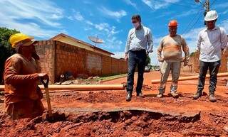 Homens da Sanesul trabalham na construção de 45 km de rede de esgoto e secretário de Estado de Infraesturutura, Eduardo Riedel, vistoria obra. (Foto Guilherme Pimentel)