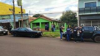 Policiais na casa onde suspeito de pistolagem foi preso nesta manhã, em Pedro Juan. (Foto: Direto das Ruas)