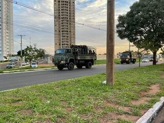 Caminhões conduzem tropas com segurança questionável pelas ruas de Campo Grande. (Fotos: Direto das Ruas)