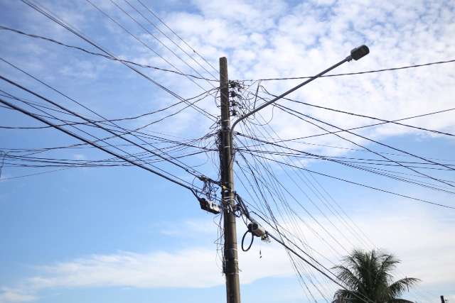 Funcion&aacute;rios levam choque ao trocar l&acirc;mpadas de poste e um fica &quot;grudado&quot;