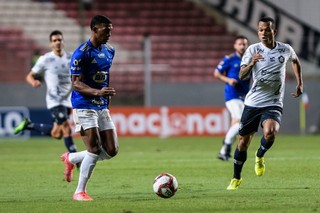 Disputa de bola durante a partida desta noite. (Foto: Gustavo Aleixo/Cruzeiro)