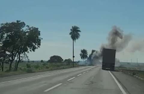 Carreta bitrem pega fogo e fumaça toma conta de rodovia em Nova Andradina 