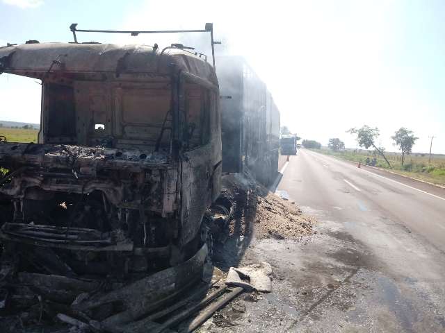 Parte de carreta bitrem que pegou fogo na BR-267 ficou destru&iacute;da 
