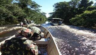 Policiais militares ambientais durante fiscalização em rio (Foto: Divulgação)