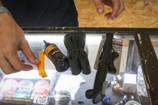 Espatula, lubrificante, câmara reserva e bomba fazem parte de kit para pedalar. (Foto: Henrique Kawaminami)