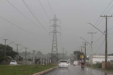 Como previsto, tempo fecha e chuva chega a Campo Grande