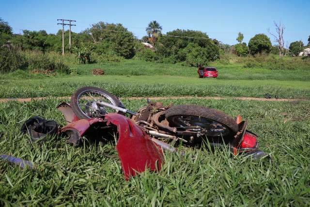 Motorista foge ao deixar pai e filha em estado grave ap&oacute;s acidente de tr&acirc;nsito
