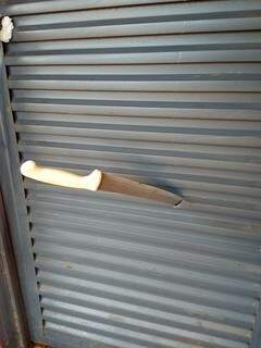 Homem furou a porta de metal com a faca para ameaçar vítima (Foto: Divulgação) 