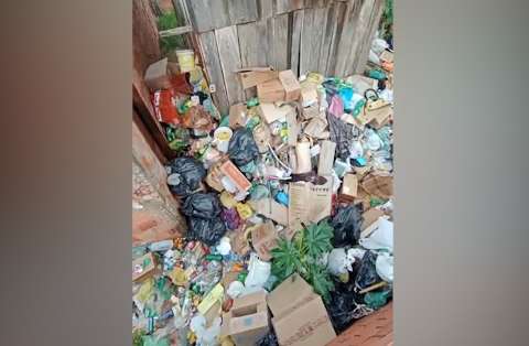 Vizinho denuncia idoso que vive em casa lotada de lixo e “cheiro insuportável” 