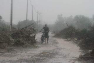 Chuva com ventos no bairro Dom Antônio Barbosa. (Foto: Marcos Maluf)