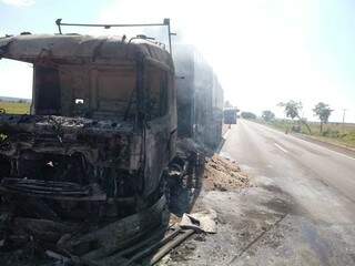 Parte do caminhão ficou destruído. (Foto: Divulgação/Corpo de Bombeiros)