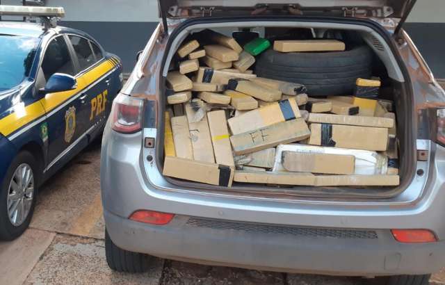 Motorista &eacute; preso transportando 937 kg de maconha em Jeep roubado