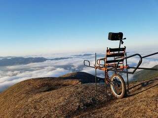 Cadeira adaptada &#34;Julietti&#34; foi feita para ajudar pessoas com deficiência a participar de trilhas e subir montanhas. (Foto: Reprodução)