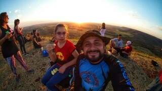 Gilberto e Dahiana em cima do Morro do Ernesto. (Foto: Arquivo Pessoal)