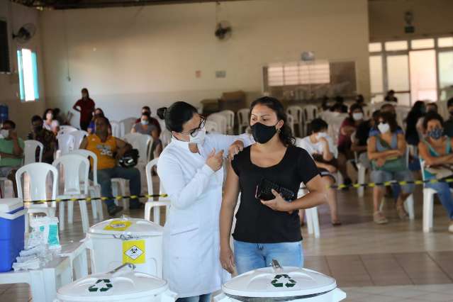 Vacinação segue em 37 locais nesta quinta 