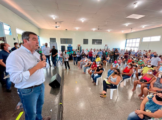 Secretário de Estado de Infraestrutura, Eduardo Riedel, discursa durante entrega de cartões do Mais Social em Miranda. (Foto: Guilherme Pimentel)