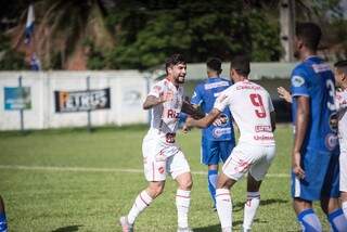 Jogadores do Vila Nova comemorando o gol da vitória em Aquidauana (Foto: Vinicius Eduardo)