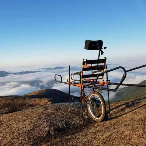 Morro do Ernesto ganha cadeira adaptada para levar ao pôr do sol