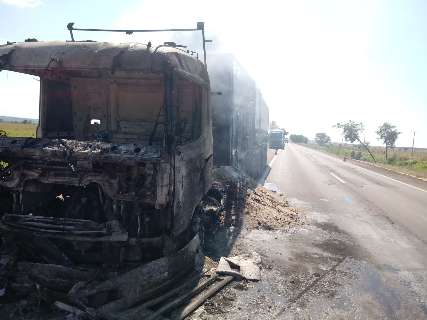 Parte de carreta bitrem que pegou fogo na BR-267 ficou destruída 