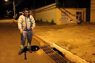 Funcionário da Águas Guariroba, conhecido como &#39;caça-vazamento&#39;, passando ultrassom sobre a rede de água. (Foto: Divulgação)