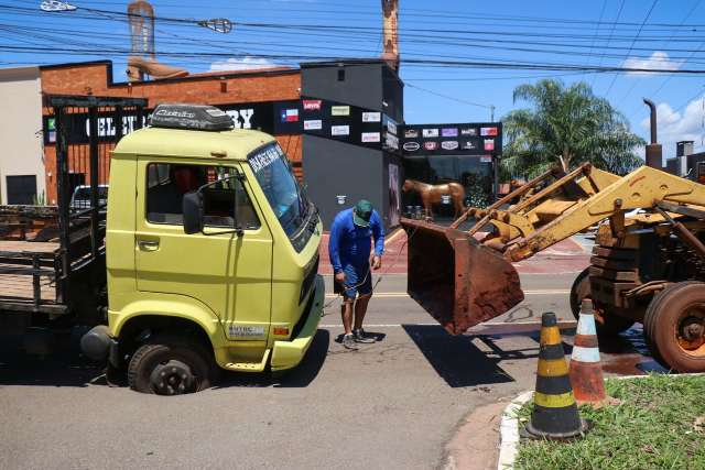 Asfalto cede e &quot;engole&quot; roda de caminh&atilde;o na Avenida Marqu&ecirc;s de Pombal