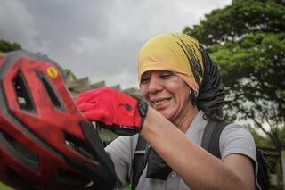 Noirce colocando capacete antes de sair de bike, do trabalho para casa. (Foto: Marcos Maluf)