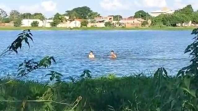 Sem jacar&eacute;, banho rola na Lagoa Itatiaia... at&eacute; o guarda mandar sair