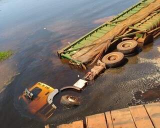 Carreta rodotrem caiu da ponte sobre o Rio Ivinhema (Foto: Jornal da Nova)