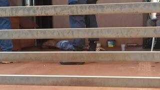 Rapaz foi baleado e morreu na varanda de casa no Bairro União. (Foto: Kísie Ainoã)