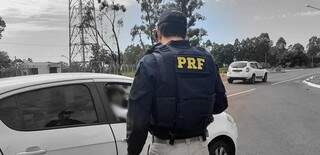 Policial Rodoviário Federal durante fiscalização em rodovia de MS (Foto: Divulgação)
