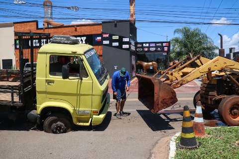Asfalto cede e "engole" roda de caminhão na Avenida Marquês de Pombal