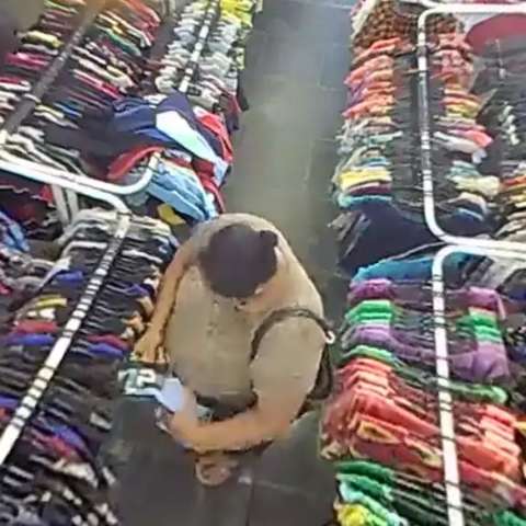 Funcion&aacute;ria v&ecirc; mulher saindo de provador sem pe&ccedil;a de roupa e descobre furto