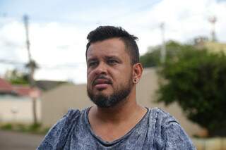 Paulo Jara, de 34 anos, relata que problema com fiação é crônico. (Foto: Kísie Ainoã)
