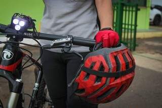 Bicicleta de Noirce e seus equipamentos de segurança: capacete, luzes e luvas. (Foto: Marcos Maluf)