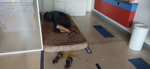 Morador de rua é flagrado dormindo dentro de agência bancária  